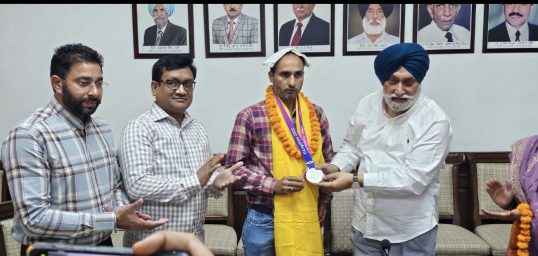पी.एस.पी.सी.एल. पैरा एशियन गेम्स के रजत पदक विजेता राज कुमार को सम्मानित किया